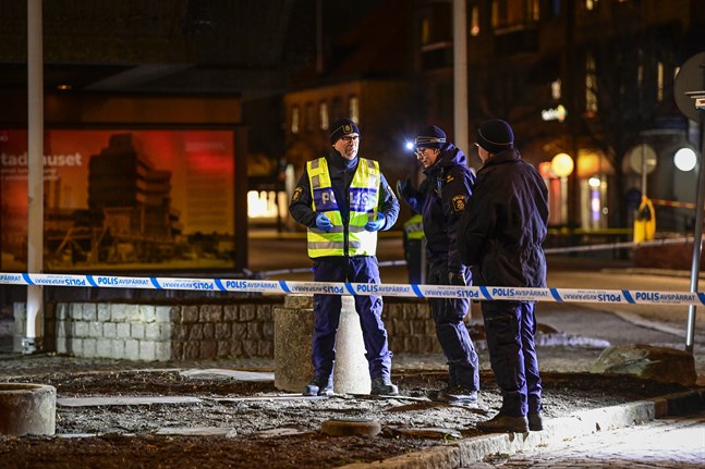 Polisens tekniker på plats i centrala Vetlanda där en man på onsdagen attackerade flera personer med ett tillhygge.