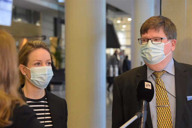 Distriktsåklagare Satu Pomoell och specialiståklagare Yrjö Reenilä yrkar på 9–12 års fängelse för förövarna i Forsbyfallet.