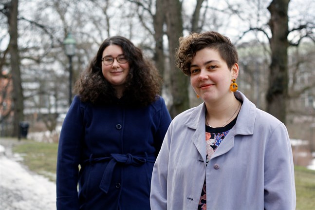 Sarah Woodward och Janeta Österberg på Österbottniska Nationen i Åbo efterlyser minnen till föreningens hundraårshistorik.