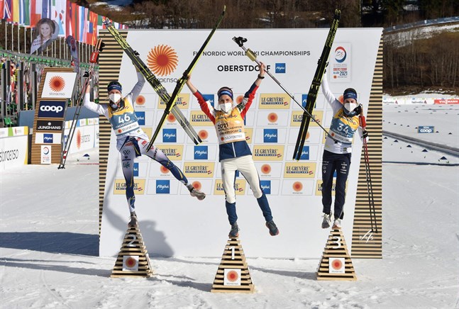 Norge (Therese Johaug), Sverige (Frida Karlsson), Sverige (Ebba Andersson). Den trion tog VM-medaljerna i såväl skiathlon som 10 kilometer fritt. I stafetten går Sverige in som storfavoriter och utmanas främst av Norge.