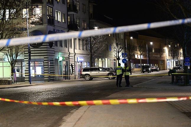 Ett vittne beskriver hur polisen spärrade av "hela Vetlanda" efter det misstänkta terrordådet.