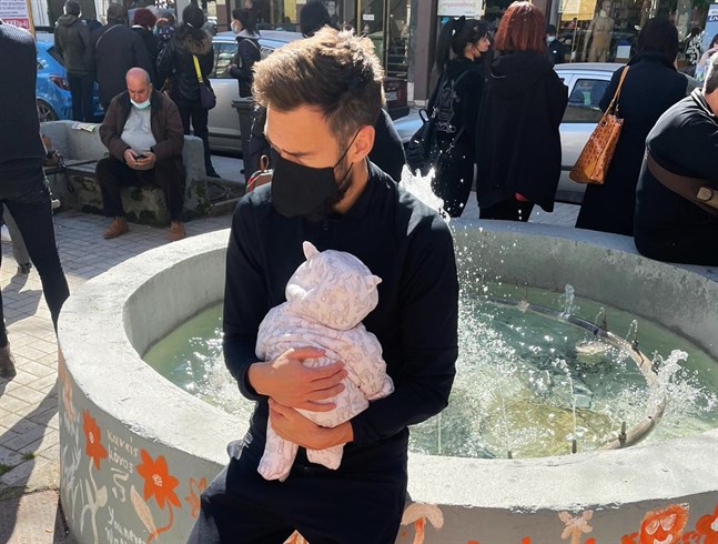 Tim Sparv bor i Larissa tillsammans med sin sambo och sju veckor gamla dotter.