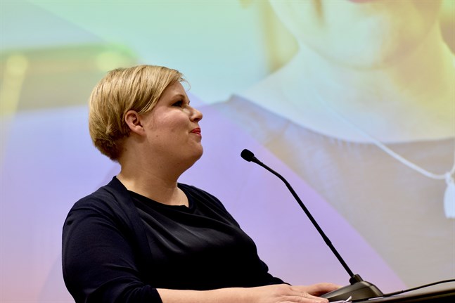 Forsknings- och kulturminister Annika Saarikko (C) anser att beslutsfattandet inom undervisningssektorn behöver ett lärarregister.