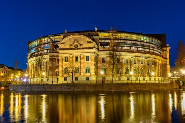 Sveriges riksdag försöker att få klarare besked om när regeringen tänker sätta ner foten om ett slutförvar för det svenska kärnavfallet.