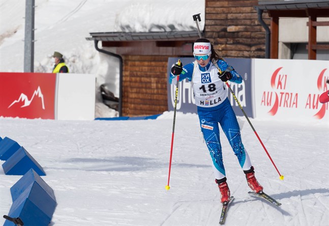 Rebecca Sandnäs har hittills åkt alla distanserna i junior-VM i skidskytte. På fredag borde hon vara given i stafettlaget. Bilden från måndagens sprinttävling.