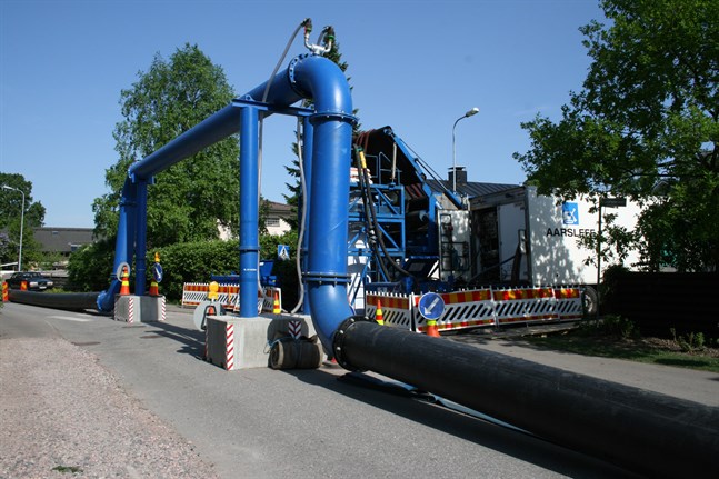 En tillfällig avloppsledning kommer att dras över en korsning i Roparnäs när rören saneras under våren. Bilden är tagen vid ett tidigare projekt.