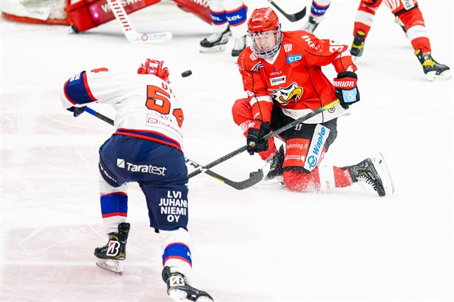 Juho Tommila, här mot Sebastian Dyks HIFK förra säsongen, spelar i Sports tredje backpar i kväll.