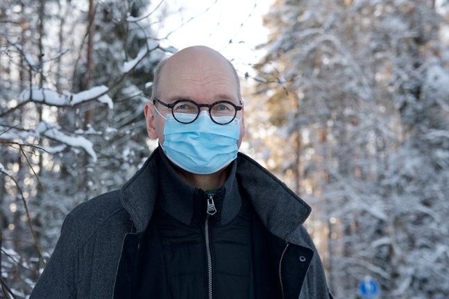 Heikki Kaukoranta, smittskyddsläkare och ledande överläkare vid Vasa stad, säger att det inte är värdelöst att stänga restauranger om man vill göra allt för att få tillbaka kontrollen över smittspridningen.