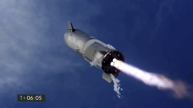 Raketen SN10 strax innan landning. Bilden kommer från en videoupptagning.