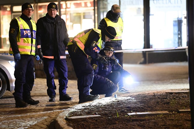 Polisens tekniker på plats under onsdagen i centrala Vetlanda där en man attackerade flera personer med ett tillhygge.