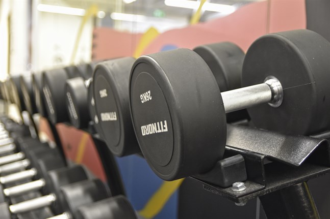 Redan från och med lördag är aktörer såsom gymägare skyldiga att se till att besökare verkligen har möjlighet att undvika närkontakt med varandra.