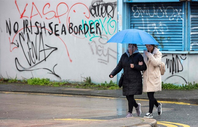 Graffiti i centrala Belfast: "Ingen gräns i Irländska sjön".