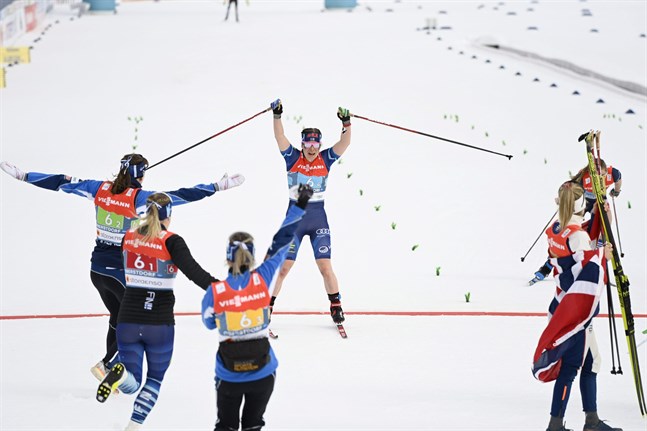 Krista Pärmäkoski skär mållinjen 0,8 sekunder före Jessie Diggins. VM-brons till Finland!