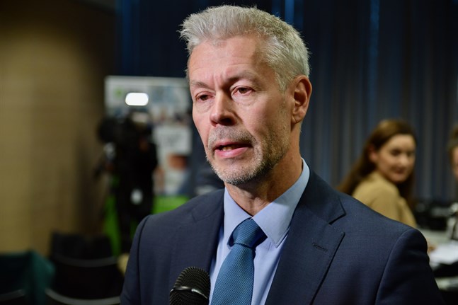 Överläkare Taneli Puumalainen säger att coronaviruset inte kommer att försvinna, men att dess samhälleliga betydelse kommer att minska i takt med att vaccineringen fortskrider. Arkivbild.