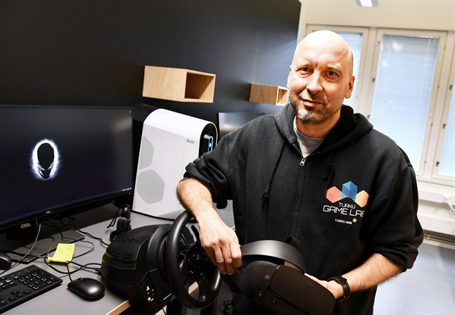 Virtuella applikationer kan användas i allt från hälsoteknologi till utbildning i hur man manövrerar stora lyftkranar, säger lektor Taisto Suominen vid Åbo yrkeshögskola.