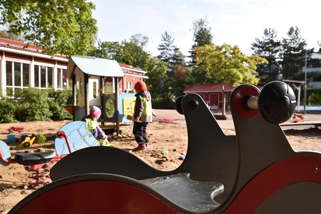 Många ungdomar vill sommarjobba på daghem, uppger arbetsförmedlingstjänsten Duunitori.