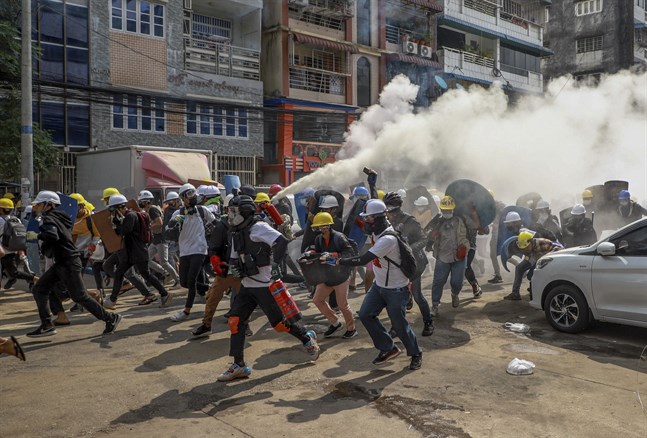Demonstranter i Rangoon, Myanmar, under onsdagens protester.