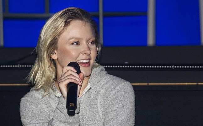Zara Larsson släpper albumet "Poster girl". Hon är samtidigt aktuell med en konsert som liveströmmas under internationella kvinnodagen på måndag, den 8 mars.