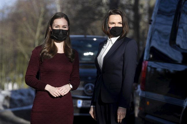 Belarus oppositionsledare Svetlana Tichanovskaja, till höger, tillsammans med Finlands premiärminister Sanna Marin i Helsingfors i onsdags. Tichanovskaja har varit på ett fyra dagar långt besök i Finland.