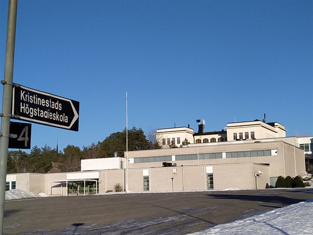 Högstadieeleverna får inte återvända till skolan efter sportlov. Nu väntar tre veckor distansundervisning.