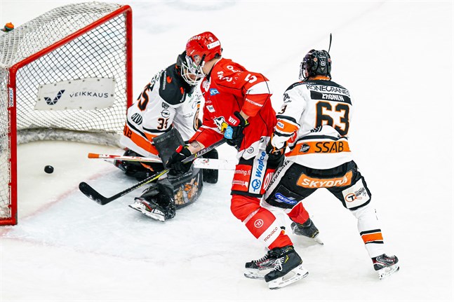 Olavi Vauhkonen satte 1–0 och skapade trafik framför målet när Niclas Lucenius ordnade 2–0 i powerplay.