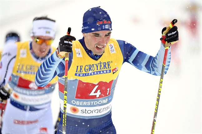 Ristomatti Hakola skidar första sträckan.