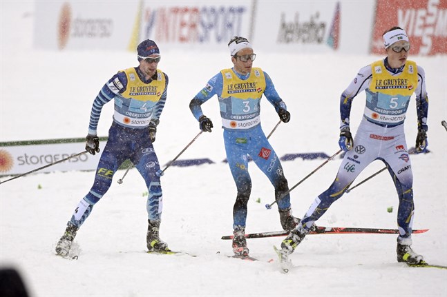 Joni Mäki (till vänster) var chanslös då fransmannen Jules Lapierre avgjorde kampen om VM-bronset med stark åkning uppför. William Poromaa förde Sverige i mål som fjärde.