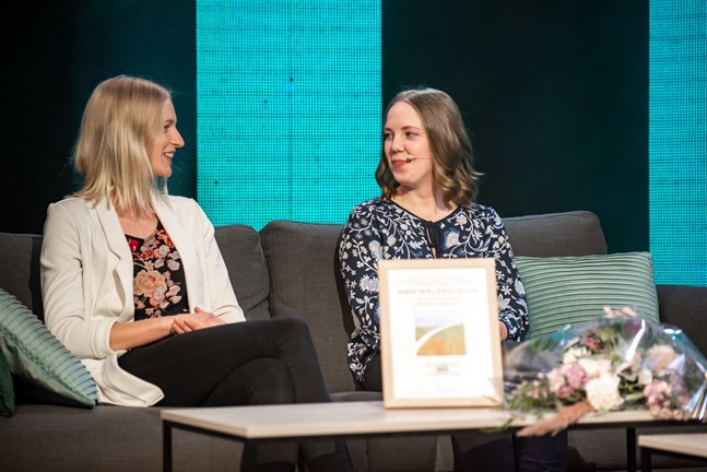 Marica Ingves och Marina Lassfolk med företaget M & M Målerifix fick priset för unga företagare på entreprenörsgalan.