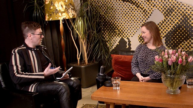 Programledaren Thomas Lundin i samtal med sångerskan Kajsa Dahlbäck.