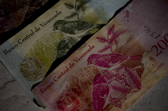 Gamla, i princip värdelösa, venezuelanska sedlar. Arkivbild.