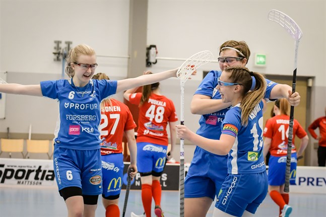 Emma Vähäkangas (6) prickade in två straffar. Här jublar hon tillsammans med Lina Nyby och Noora Isomäki.