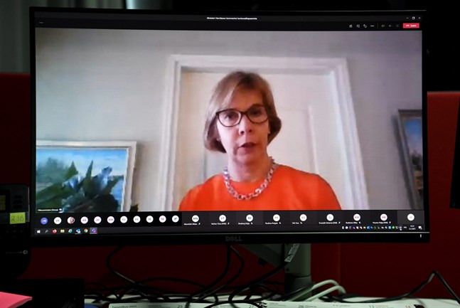 Justitieminister Anna-Maja Henriksson (SFP) berättade på lördagen om beslutet att skjuta upp kommunalvalet till den 13 juni på grund av smittläget i coronaepidemin.