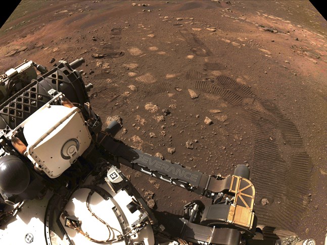 Foto taget av Perseverances rover under dess första korta tur på Mars.