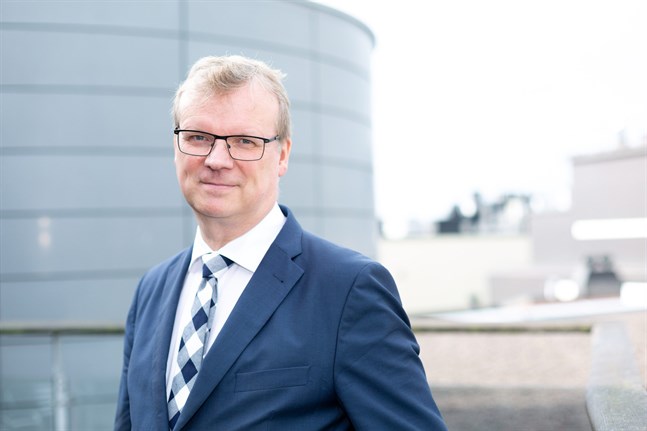 Generaldirektör Markku Tervahauta vid Institutet för hälsa och välfärd tonar nu ned prognosen om 11 000 coronafall per dag i april.