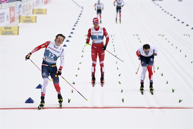 Johannes Hösflot Kläbo var först över mållinjen efter en dramatisk uppgörelse mot Aleksandr Bolsjunov. Eftersom Bolsjunov bröt staven hann också Emil Iversen förbi på upploppet.