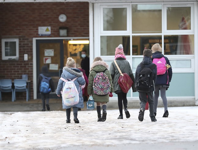 Elever kommer till Manor Park School and Nursery i Knutsford, Storbritannien, den 4 januari. Efter distansundervisning får de återigen komma till skolan i dag.
