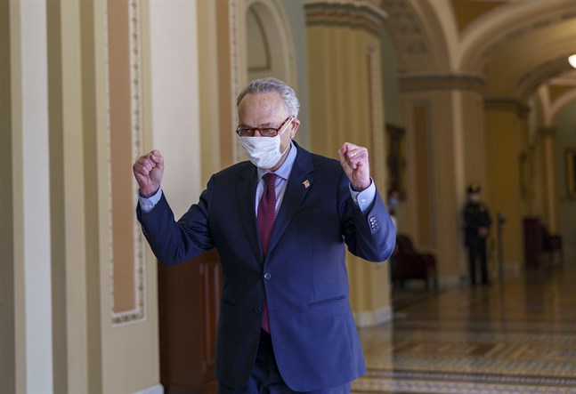 Senatens demokratiske majoritetsledare Chuck Schumer, kort efter att virushjälppaketet fick tumme upp i hans kammare.