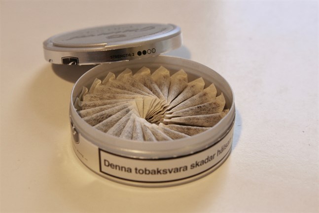 Finlands, Sveriges och EU:s lagstiftning måste förbättras för att unga ska kunna skyddas mot snus och nikotinpåsar, enligt Cancerorganisationerna.