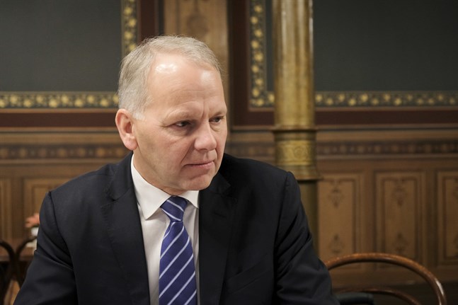 Jord- och skogsbruksminister Jari Leppä (C) säger att gårdarna värnar om både säsongarbetarnas och gårdens hälsosäkerhet när de följer anvisningarna.
