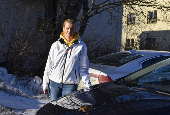 Bilskolan Trexos ägare Lena Stenström säger att det i Karis är fler 17-åringar som tar körkort än 18-åringar efter att det blev lättare att få åldersdispens.