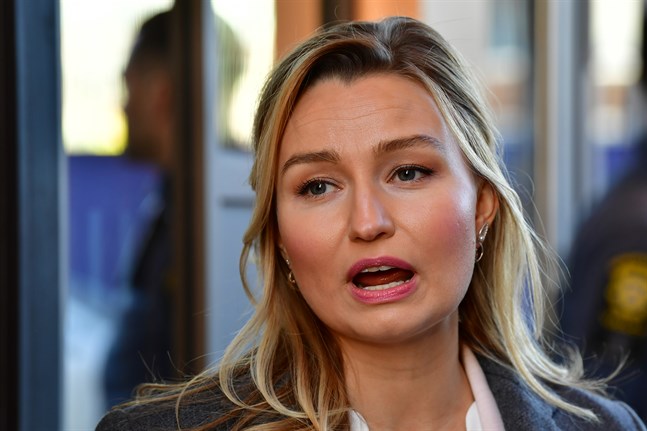 KD-ledaren Ebba Busch efter den muntliga förberedelsen i tisdags i tvistemålet om ett fastighetsköp. Arkivbild.