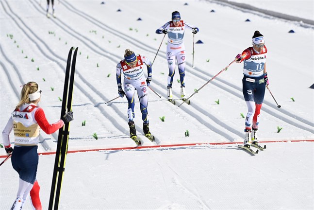 Therese Johaug såg ut som hon varit på söndagslänk efter målgång på 30 kilometer i VM. Två och en halv minut senare kom de första konkurrenterna i mål.