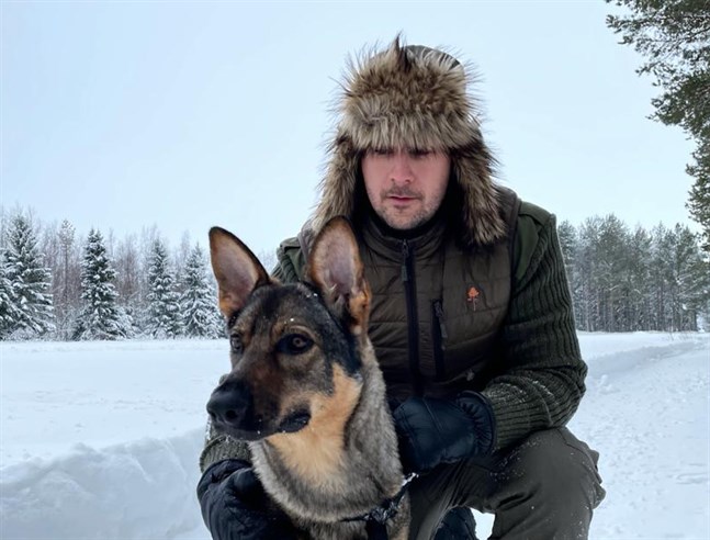 Victor Kangas är ursprungligen från Jakobstad men har bott i Larsmo ett par år. Här med hunden Troya.