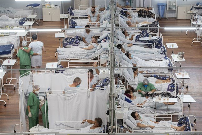 Patienter sjuka i covid-19 vårdas på ett fältsjukhus som upprättats i en idrottsarena i utkanten av São Paulo i Brasilien. Bilden togs den 4 mars.