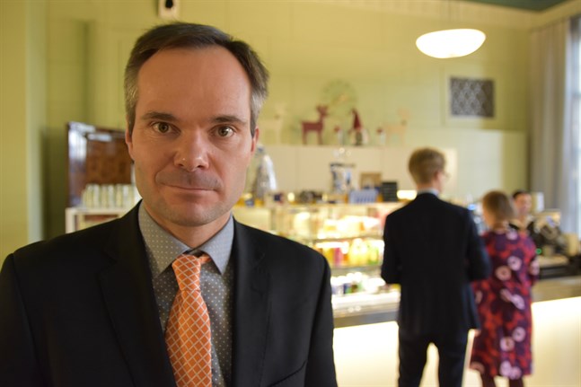 Samlingspartiets riksdagsgrupps ordförande Kai Mykkänen säger till Helsingin Sanomat att han inte ser vitsen med att begränsa människors rörelsefrihet utomhus.