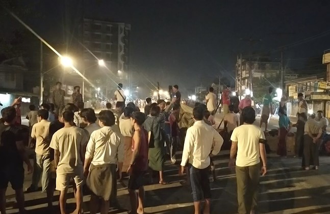 Människor trotsar det nattliga utegångsförbudet i Rangoon, Myanmar, för att visa sitt stöd för omkring 200 studenter som fångats in av säkerhetsstyrkor i ett bostadsområde under natten.