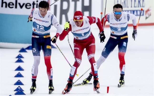 Johannes Hösflot Kläbo, till vänster, var först i mål på femmilen men diskades efteråt på grund av den här incidenten, då Aleksandr Bolsjunovs stav gick av i början av upploppet. I bakgrunden Emil Iversen.