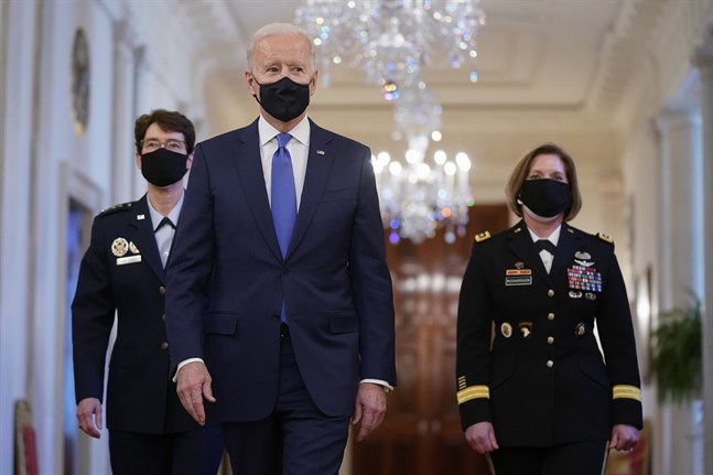 USA:s president Joe Biden med generalerna Jacqueline Van Ovost ( till vänster) och Laura Richardson (till höger).