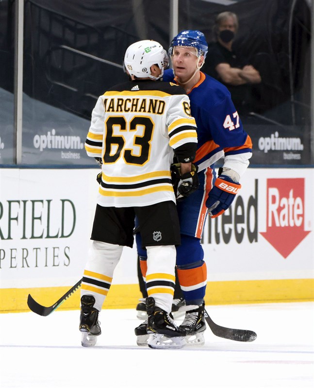 Leo Komarov hade till uppgift att hålla Brad Marchand på mattan och Bostonanfallaren verkade inte vara överdrivet förtjust i den uppvaktningen.