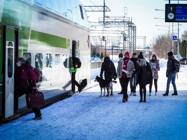 Arkivbild: Ett Intercitytåg vid Karleby tågstation. VR går in för att halvera antalet passagerare ombord på tågen.